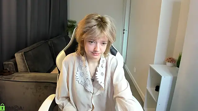 LunaaBee online show from June 20, 2026, 1:09 am