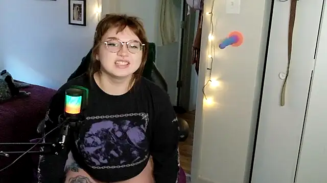 quinniecat online show from April 8, 2026, 11:27 pm