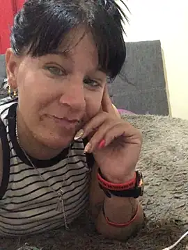 Snapshot of Laacoluu chatting on April 5, 2026, 6:38 pm Laacoluu online show from April 5, 2026, 6:38 pm