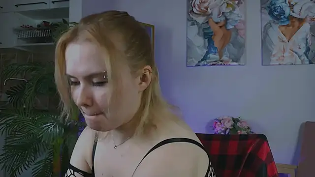 FionaxRider  online show from April 6, 2026, 10:33 pm