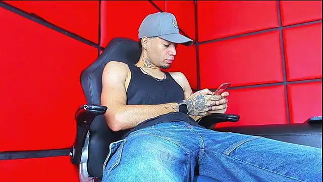 Snapshot of Daniel_huge22 chatting on May 13, 2026, 1:52 pm Daniel huge22 online show from May 13, 2026, 1:52 pm