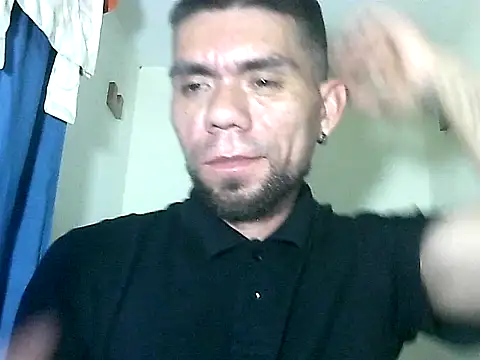 Snapshot of thomas2wood chatting on May 19, 2026, 11:22 pm thomas2wood online show from May 19, 2026, 11:22 pm