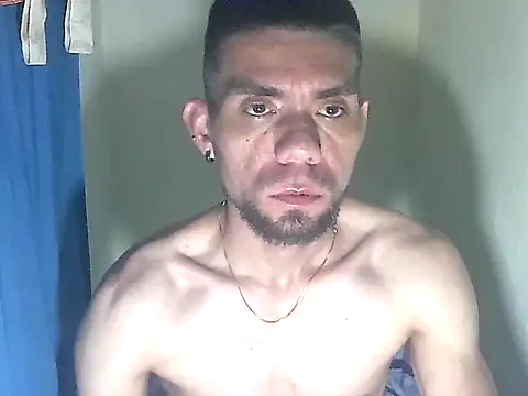 Snapshot of thomas2wood chatting on May 22, 2026, 11:43 pm thomas2wood online show from May 22, 2026, 11:43 pm