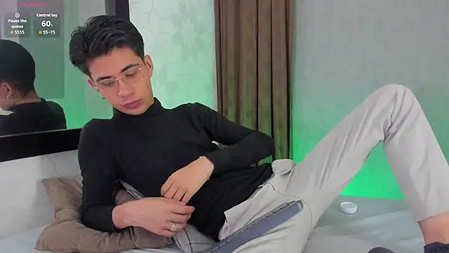 Snapshot of youn_rider chatting on April 23, 2026, 7:27 pm youn rider online show from April 23, 2026, 7:27 pm