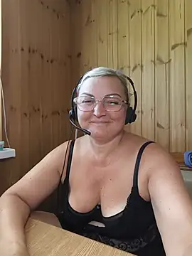 Snapshot of White-Chocolatte chatting on June 22, 2026, 8:22 am White-Chocolatte online show from June 22, 2026, 8:22 am