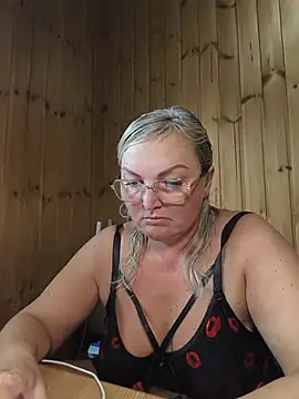 Snapshot of White-Chocolatte chatting on July 6, 2026, 3:58 pm White-Chocolatte online show from July 6, 2026, 3:58 pm