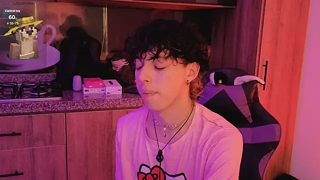 Snapshot of Otter_Moon chatting on June 26, 2026, 3:33 am Otter Moon online show from June 26, 2026, 3:33 am