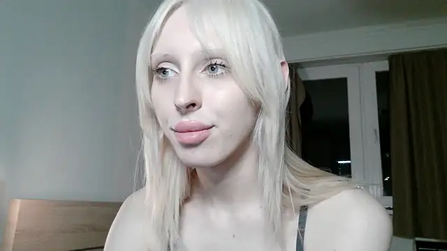 Snapshot of Sora100000 chatting on April 8, 2026, 6:52 pm Sora100000 online show from April 8, 2026, 6:52 pm