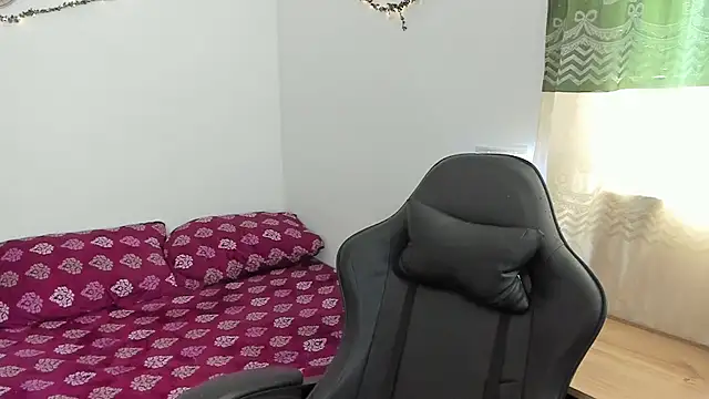  iamrousie  online show from April 17, 2026, 1:58 pm