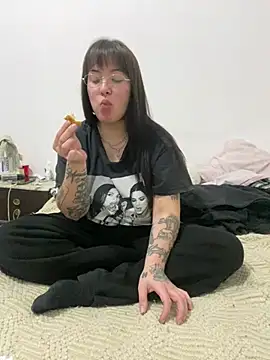 cherryxxox online show from May 11, 2026, 2:17 am