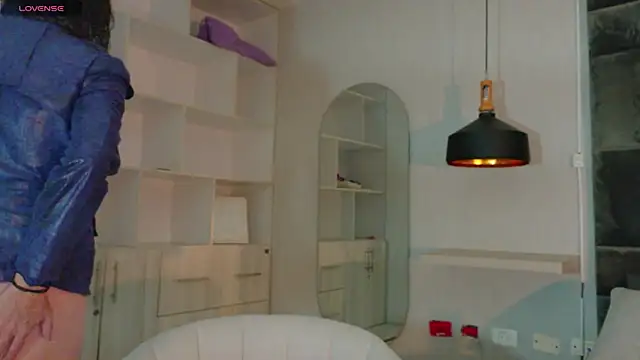 Snapshot of Adrianaa_gold chatting on June 17, 2026, 12:50 pm Adrianaa gold online show from June 17, 2026, 12:50 pm