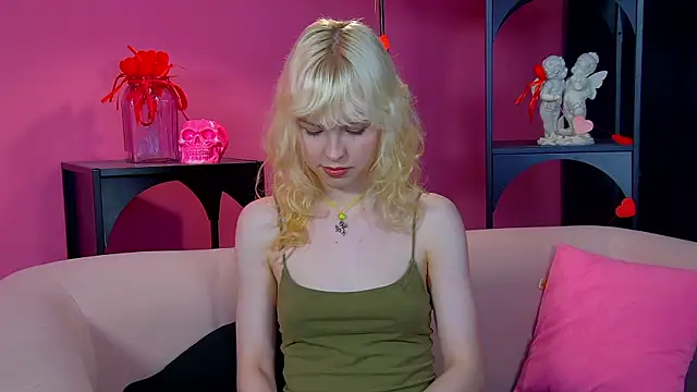 HannahHollis online show from May 14, 2026, 6:26 pm