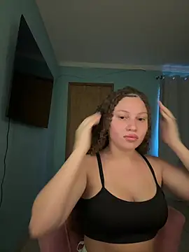sophiiahot online show from May 5, 2026, 11:40 am