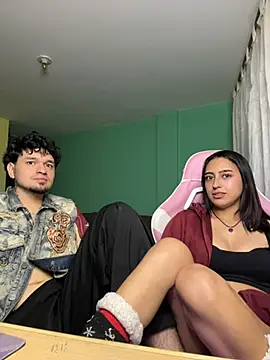 hotlatinocouple   online show from May 15, 2026, 11:12 pm