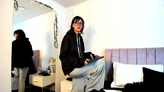 Snapshot of Alis_Roze chatting on July 24, 2026, 8:07 pm Alis Roze online show from July 24, 2026, 8:07 pm