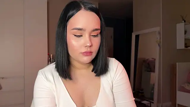lola raze online show from July 12, 2026, 12:01 am