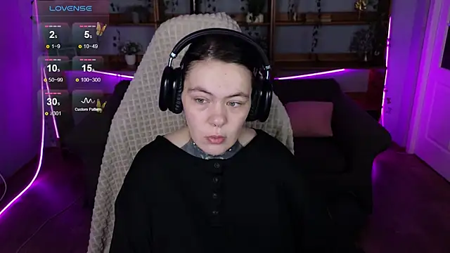 Snapshot of QwertyAnnie_Lbo chatting on April 10, 2026, 1:33 am QwertyAnnie Lbo online show from April 10, 2026, 1:33 am