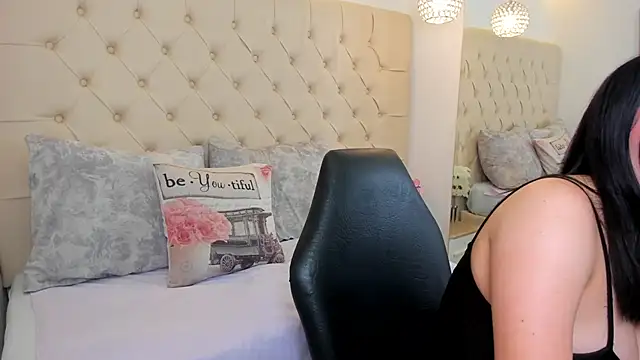 luna bloomm  online show from April 18, 2026, 4:49 am