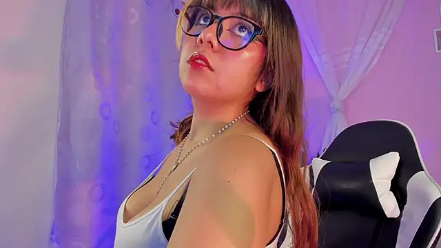 Snapshot of honey_m00n chatting on April 10, 2026, 6:45 pm honey m00n online show from April 10, 2026, 6:45 pm