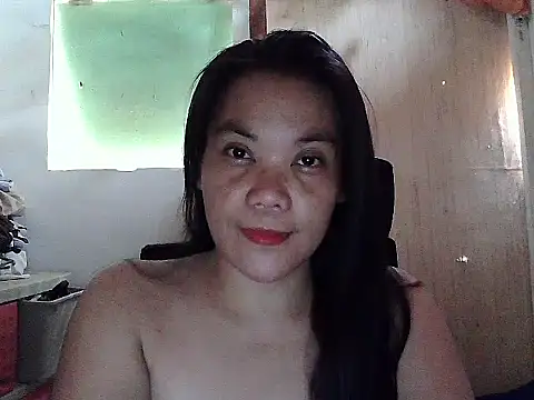 Snapshot of holdmetight21 chatting on April 18, 2026, 5:33 am holdmetight21 online show from April 18, 2026, 5:33 am