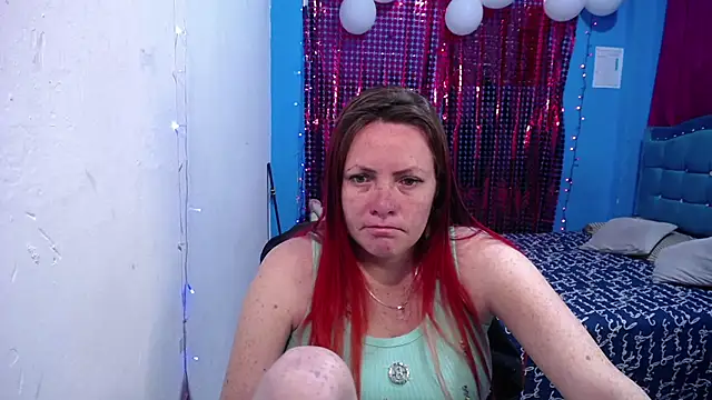 Snapshot of carolinhe26 chatting on April 26, 2026, 2:15 pm carolinhe26 online show from April 26, 2026, 2:15 pm