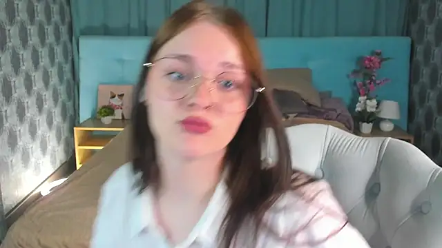 Snapshot of Emilly_Hiil chatting on May 18, 2026, 12:51 am Emilly Hiil online show from May 18, 2026, 12:51 am