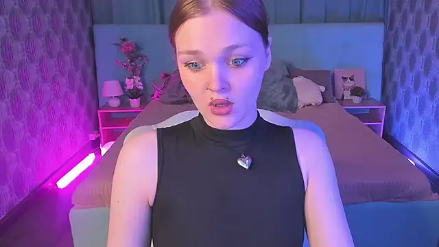 Snapshot of Emilly_Hiil chatting on June 4, 2026, 12:49 am Emilly Hiil online show from June 4, 2026, 12:49 am