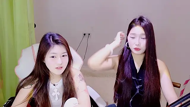 Xiongchumo1120 online show from April 16, 2026, 2:23 am