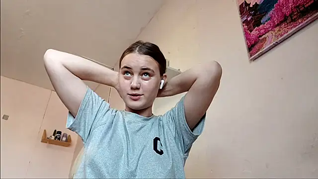 RoxanneStuard online show from April 18, 2026, 9:02 am