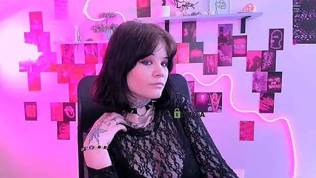 nikki kiss  online show from May 3, 2026, 8:53 am