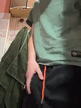 eryk83638 online show from April 13, 2026, 4:12 pm