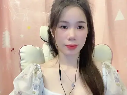 Snapshot of Luna3579 chatting on May 5, 2026, 5:10 pm Luna3579 online show from May 5, 2026, 5:10 pm