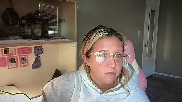 Snapshot of MUSCLEMOMMY1365 chatting on May 8, 2026, 3:50 pm MUSCLEMOMMY1365 online show from May 8, 2026, 3:50 pm