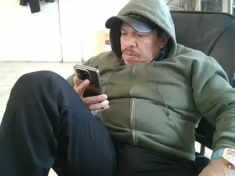 Snapshot of Oskr2024XXX chatting on February 2, 2025, 9:23 pm Oskr2024XXX online show from February 2, 2025, 9:23 pm