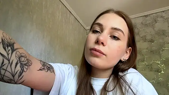 FlufyRabbit online show from April 15, 2026, 6:20 am