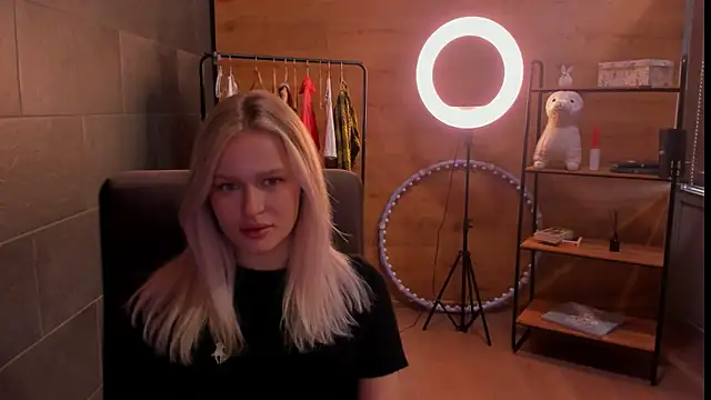 JeannDiaz online show from April 22, 2026, 10:28 am