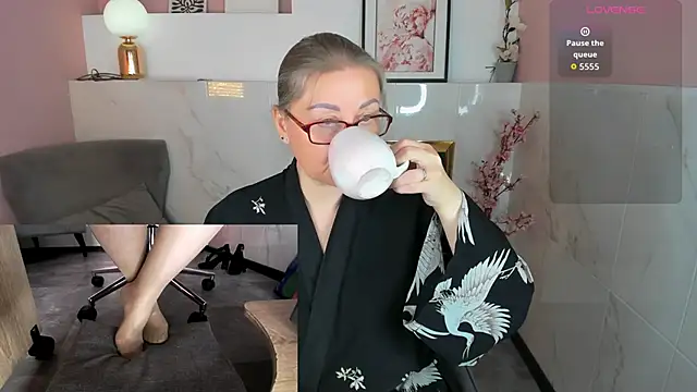 Alexandra Kind online show from June 14, 2026, 8:55 pm