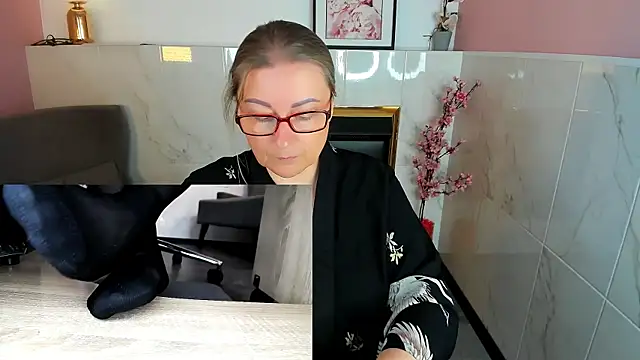 Alexandra Kind online show from June 17, 2026, 1:52 am