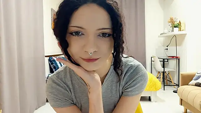 CinnamonCurl online show from May 4, 2026, 11:45 pm