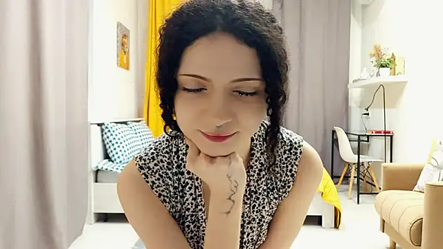 CinnamonCurl online show from May 25, 2026, 11:33 pm