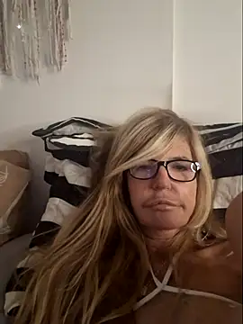 Snapshot of Marianne10 chatting on May 6, 2026, 7:08 pm Marianne10 online show from May 6, 2026, 7:08 pm