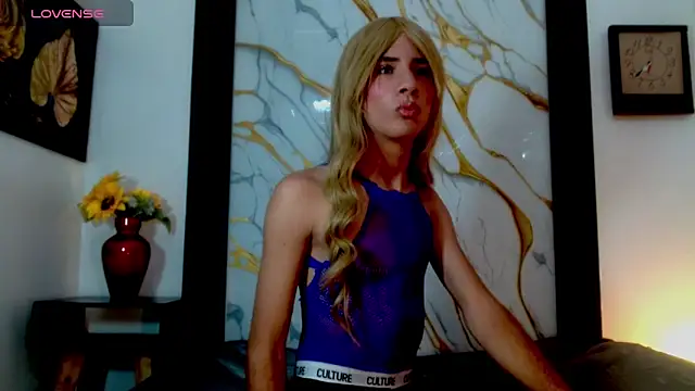 Snapshot of esmeralda_negrette chatting on April 18, 2026, 3:43 am esmeralda negrette online show from April 18, 2026, 3:43 am