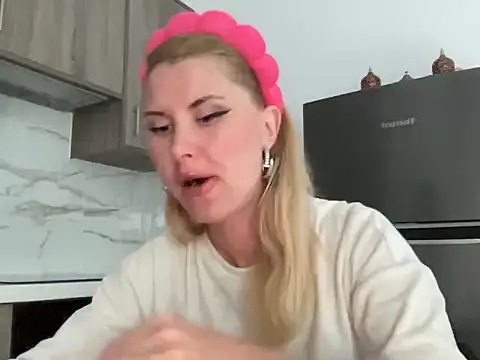 Monica-Arden online show from April 28, 2026, 3:06 pm