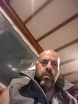 merenda2105 online show from April 16, 2026, 11:40 pm