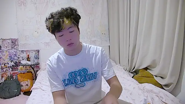 Cream-001 online show from April 18, 2026, 11:05 pm