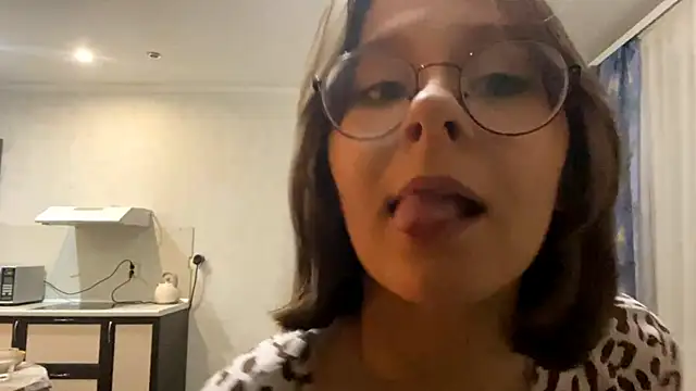 AlmaMitchell online show from April 21, 2026, 6:23 pm