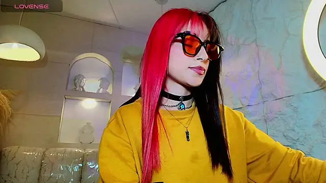 Snapshot of Moon_Red_r chatting on July 9, 2026, 8:02 pm Moon Red r online show from July 9, 2026, 8:02 pm