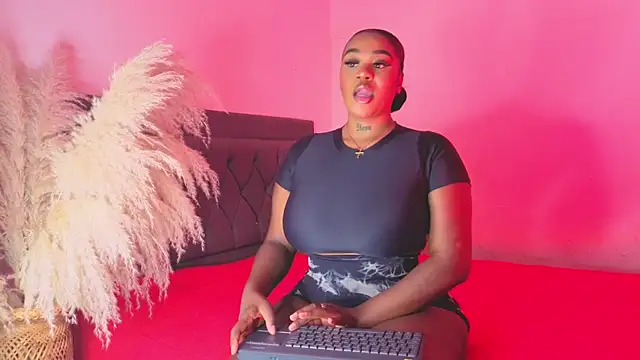 Snapshot of Thalyanna_ebonny chatting on May 1, 2026, 5:23 am Thalyanna ebonny online show from May 1, 2026, 5:23 am