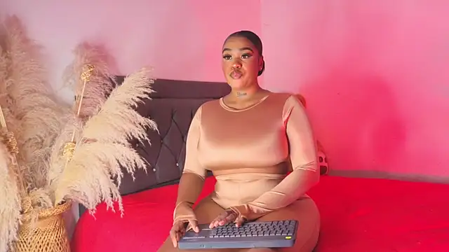 Snapshot of Thalyanna_ebonny chatting on May 3, 2026, 11:55 pm Thalyanna ebonny online show from May 3, 2026, 11:55 pm