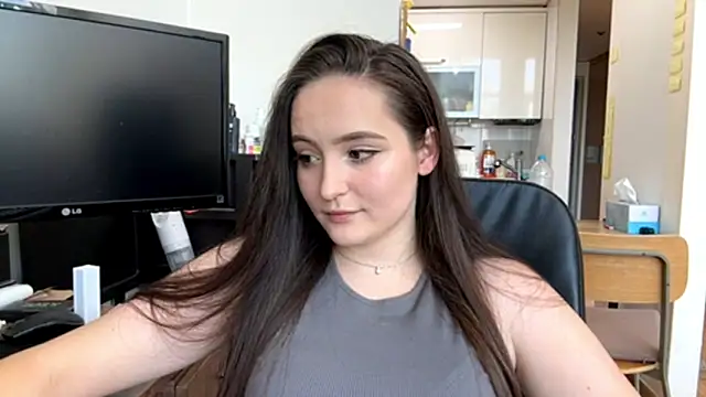 Snapshot of Emilly_Cart chatting on May 8, 2026, 2:50 am Emilly Cart online show from May 8, 2026, 2:50 am